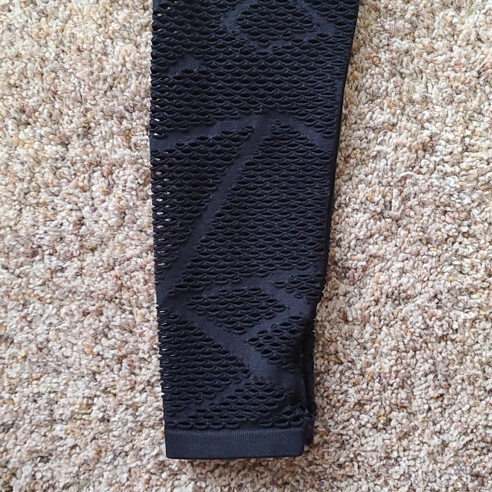 Fabletics Mesh Crop Top - Picture 3 of 4
